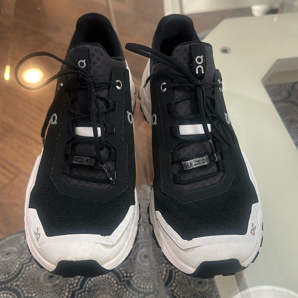 ON clouds black/white womens 9